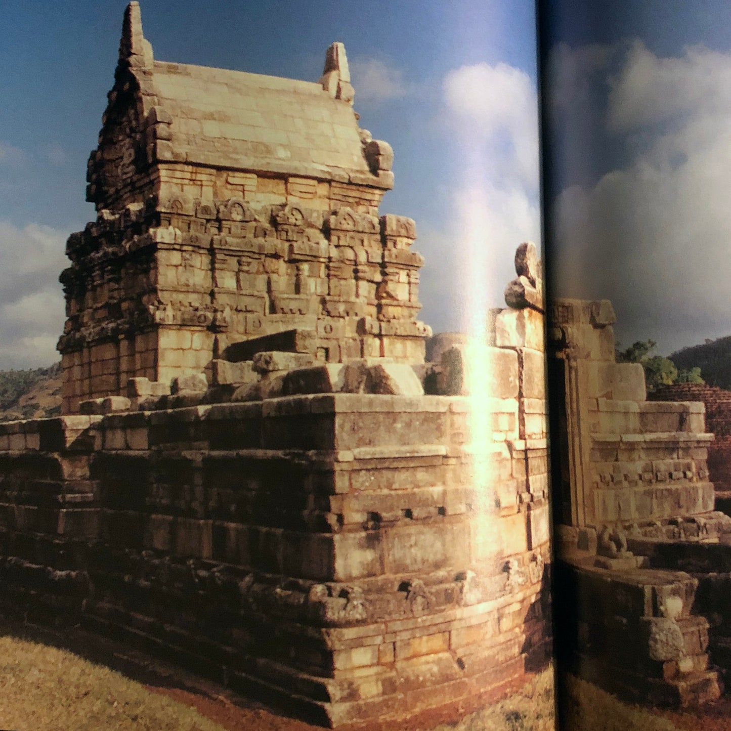 Eloquence in Stone: The Lithic Saga of Sri Lanka by Sinharaja Tammita-Delgoda, Nihal Fernando